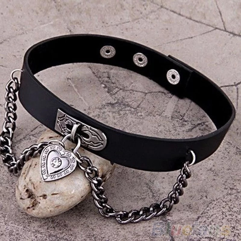 DDLGVERSE Gothic Heart Pendant Collar on Rock