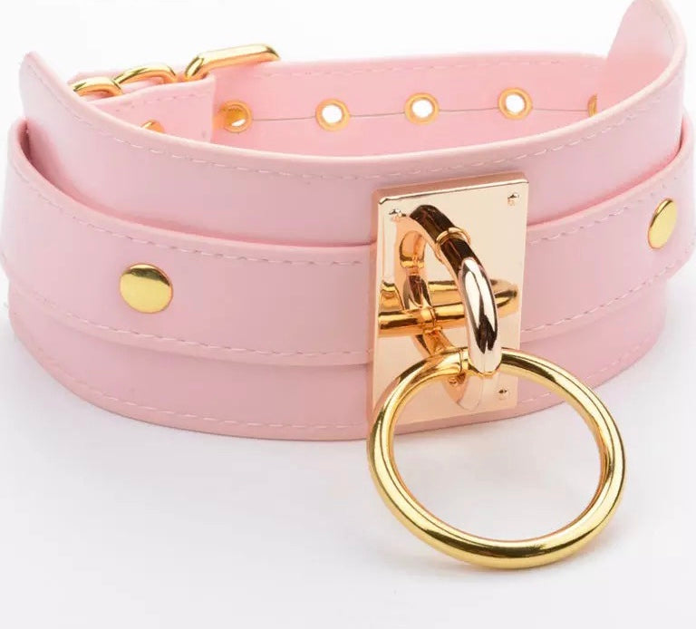 DDLGVERSE Pink Chunky O Ring Collar Gold Close Up