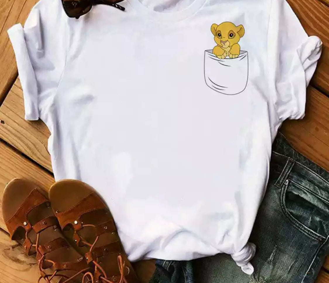 DDLGVERSE Pocket Simba T-Shirt