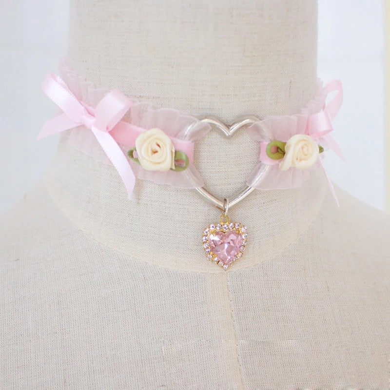DDLGVERSE Elegant CHiffon Heart Collar On Mannequin