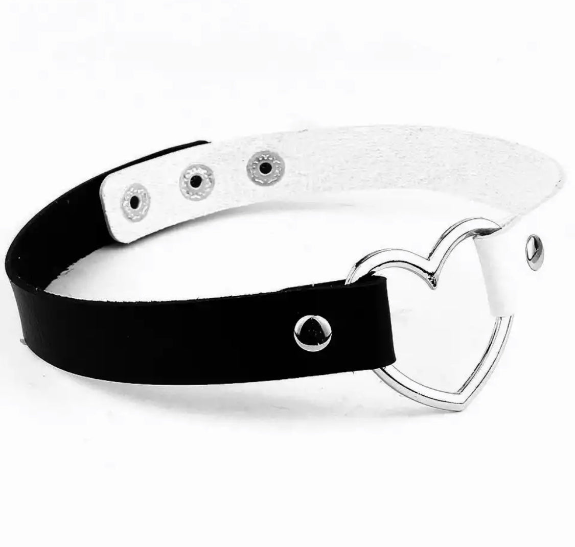 DDLGVERSE Vegan Leather Heart Ring Collar Half Black Half White